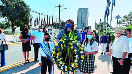 Las autoridades educativas de Cortés llevaron ofrenda floral a la estatua de Morazán ayer. Fotos: cortesía departamental de educación