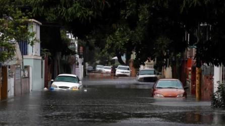 Vista de una calle inundada este jueves, tras el paso de la tormenta tropical Isaías, en San Juan (Puerto Rico).