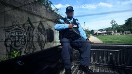 Miembros de la Policía Nacional acompañan al equipo periodístico durante el recorrido en pasajes de difícil acceso de cuatro colonias del sector Rivera Hernández, en San Pedro Sula.