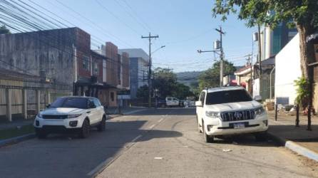 Escena. Dos carros y casquillos de 9 milímetros quedaron en la calle.