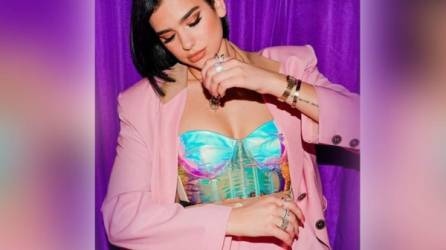 La cantante británica Dua Lipa, sorprendió a todos sus fans en redes sociales, al mostrar su rostro sin una gota de maquillaje.