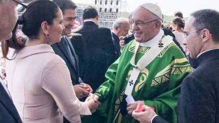 El mandatario hondureño recibió un obsequio del Papa Francisco durante la Eucaristía de clausura de la 34 Jornada Mundial de la Juventud./Twitter.