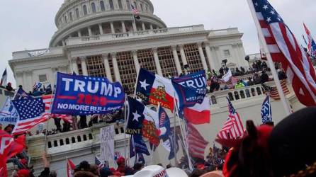 El asalto al Capitolio fue un acontecimiento que se produjo el 6 de enero de 2021 cuando partidarios del entonces presidente saliente Donald Trump irrumpieron en la sede del Congreso.