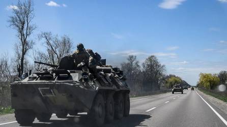 Los militares ucranianos viajan en un vehículo blindado de transporte de persona mientras avanzan por una carretera en las afueras de Kryvyi Ri.