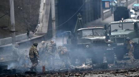 Miembros del servicio ucraniano recogen proyectiles sin explotar después de un enfrentamiento con un grupo de asalto ruso en la capital Kiev.