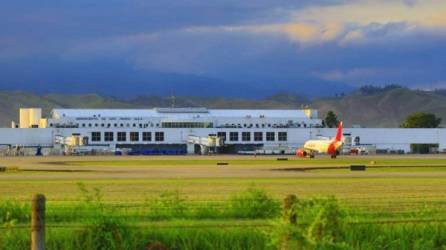 Fotografía tomada desde La Lima por Melvin Cubas de Diario LA PRENSA el 23 de enero de 2020. Esta imagen muestra las únicas tres mangas que ha tenido el aeropuerto desde su construcción.