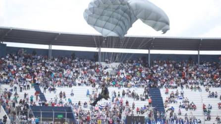 Show de paracaidismo en el Estadio Nacional de Tegucigalpa.