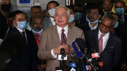 El ex primer ministro de Malasia, Najib Razak, habla con miembros de los medios de comunicación después de que fue declarado culpable en su juicio. Foto AFP