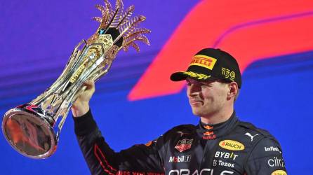 Red Bull le gana la batalla a Ferrari, con el neerlandés consiguiendo su victoria 21 en la Fórmula 1. Foto AFP.