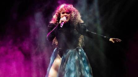 Cesia Sáenz interpretando una de sus canciones.