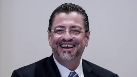 Rodrigo Chaves lidera todas las encuestas con más de 40% de la intención de voto y al menos tres puntos porcentuales más que su rival.