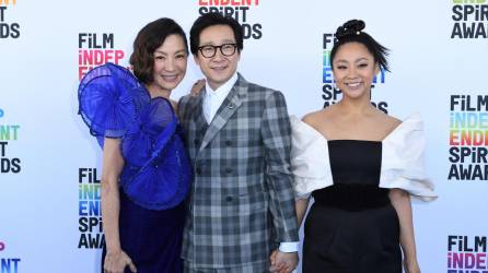 La malasia Michelle Yeoh, el vietnamita estadounidense Ke Huy Quan, y Stephanie Hsue, descendiente en la vida real de una familia inmigrante china en EE.UU.
