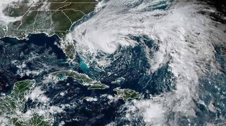 La tormenta Nicole deja fuertes lluvias en las Bahamas antes de dirigirse a Florida, que se encuentra en emergencia por el ciclón.