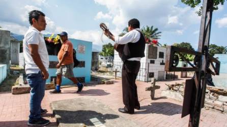 Miles de hondureños visitaron los sepulcros de sus seres amados y aprovecharon para remozarlos. En algunos sitios es muy común que las personas coman y hasta lleven mariachis. La mayoría opta por coronar con arreflos florales los sepulcros. Fotos: Wendell Escoto