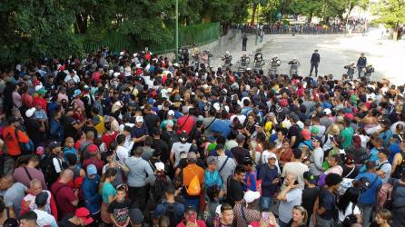 Migrantes realizan extensas filas para tramitar papeles migratorios en la Comisión Mexicana de Ayuda a Refugiados (Comar).