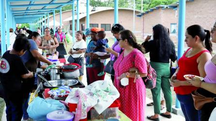 Sampedranas celebran el quinto aniversario de Ciudad Mujer; la embajadora de Estados Unidos en Honduras, Laura Dogu, visitó el centro este martes.