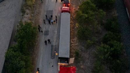 Las autoridades estadounidenses investigan la muerte de 51 migrantes en un camión abandonado en San Antonio, Texas.