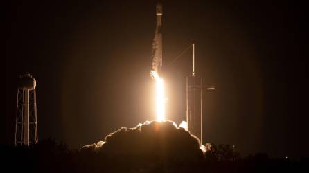 Fotografía de la NASA que muestra el lanzamiento de un cohete Falcon 9 de SpaceX, en el que se pone en marcha la misión del observatorio IXPE.