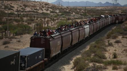 Un millar de migrantes, que esta semana llegaron a la mexicana Ciudad Juárez en el tren conocido como ‘La Bestia’, deambulan a lo largo de 10 kilómetros del río Bravo que hace la frontera entre Juárez y El Paso, Texas, con la esperanza de pasar hacia Estados Unidos.