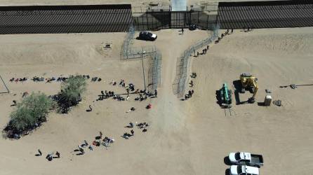Fotografía aérea que muestra a migrantes en la frontera con Estados Unidos, este jueves en Ciudad Juárez (México).