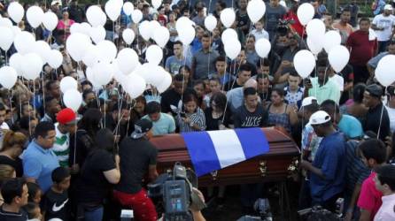 Con la bandera de Honduras fue enterrado Juan Carlos García. Foto Neptalí Romero