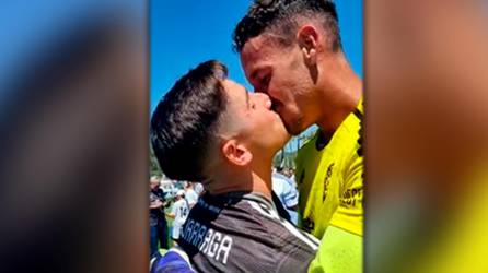Portero español causó revuelo en las últimas horas al hacer pública su homosexualidad ya que compartió esta imagen en donde aparece besándose con su pareja.