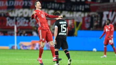 El delantero polaco del Bayern Munich Robert Lewandowski celebra después de anotar el 1-2 durante el partido contra el Leverkusen.