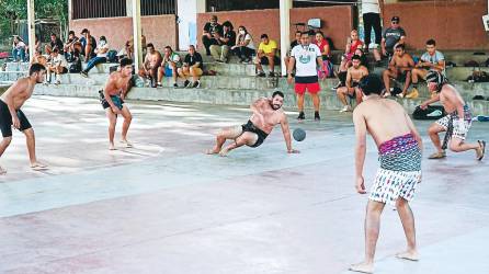 Por primera vez desde hace cientos de años, en la tierra de Copán Ruinas equipos de tres países se enfrentaron en el juego de pelota maya.