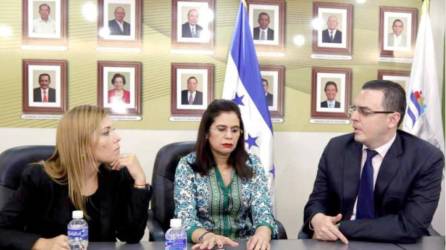 Al interior del organismo electoral, las concejales Rixi Moncada y Ana Hall apoyan la contratación de la empresa Grupo MSA, mientras que el representante nacionalista, Kelvin Aguirre mantiene su oposición.