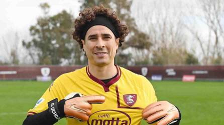 Memo Ochoa firmó contrato solo por seis meses en el Salernitana.