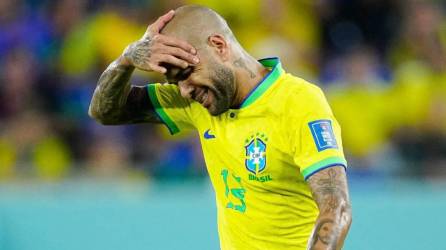 La vida para Dani Alves cambió en enero, cuando fue acusado y encarcelado por presunta agresión sexual a finales de diciembre del 2022 a una joven de 23 años en una discoteca.