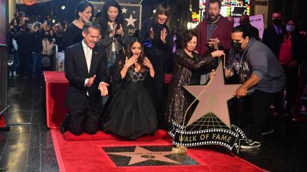 Salma Hayek descubrió anoche su estrella en el Paseo de la Fama de Hollywood en Los Ángeles (EE.UU.) y dedicó este honor a los fans que, a lo largo de las décadas, le dieron “valor” para seguir sus sueños y triunfar en el cine estadounidense.
