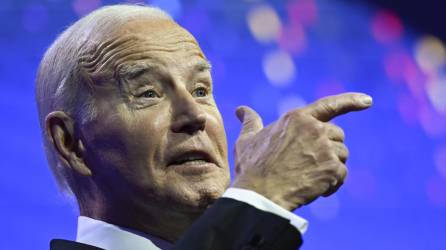 El presidente de Estados Unidos, Joe Biden, imita la posesión de un arma de fuego mientras habla sobre la prohibición de las armas de asalto durante la Cena Nacional de la Campaña de Derechos Humanos en el Centro de Convenciones de Washington, DC, el 14 de octubre de 2023.