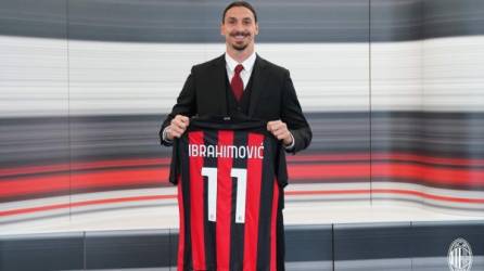 Zlatan Ibrahimovic, feliz tras firmar su ampliación de contrato con el AC Milan.
