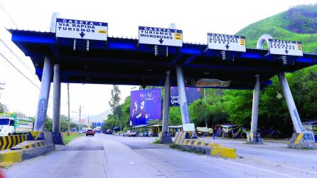 <b>Es el estado actual de lo que fueron las casetas de peaje, solo la salida este es compartida con los municipios de La Lima y San Manuel.</b>