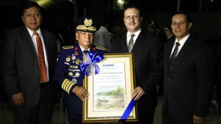 Distinción. Iván Xicará, el comandante regional Nor-Atlántico de bomberos, Roberto Rodríguez, Oswaldo Figueroa y Gerardo Rivera.