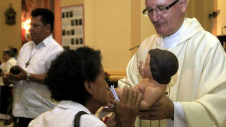 Los católicos se acercaron a venerar la imagen del Niño Dios que el obispo ungió en la misa del 25.