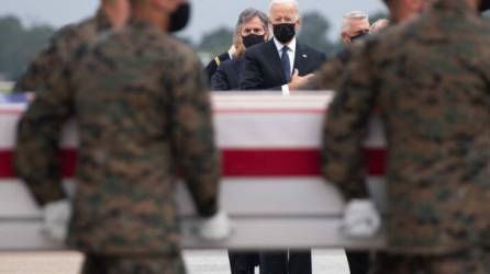 Biden recibió los cuerpos de los 13 militares estadounidenses muertos en un atentado el jueves contra la operación de evacuación, reivindicado por Isis.//AFP.