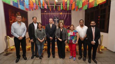 Cada 2 de noviembre se celebra el Día de Muertos, un evento que honra a las personas que han fallecido. Este evento se ha llevado a cabo en el Museo de Antropología e Historia de San Pedro Sula, donde la junta directiva del mismo ha seguido la tradición que implementó Teresa Campos de Pastor, quien en vida fue un pilar fundamental para el desarrollo y fortalecimiento de las artes e historia de nuestro país, siendo una de las fundadoras y directora del mencionado museo. Además, se le rindió homenaje con el altar, a quien ella le tenía un profundo respeto por sus arraigos culturales. FOTO: Elias Kharoufeh, José Martín y Verónica Chicas, Gilberto Limón, Dora Morales, Celea de Pinto, Roberto Ramírez y Luis Halcón