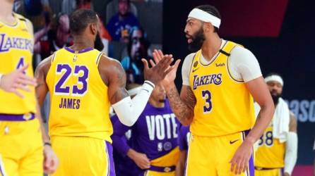 LeBron James y Anthony Davis fueron las figuras de los Lakers en el cuarto partido ante Nuggets. Foto AFP