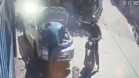 Momento en que un sicario en motocicleta asesina a disparos a un mecánico en Tegucigalpa, Honduras.