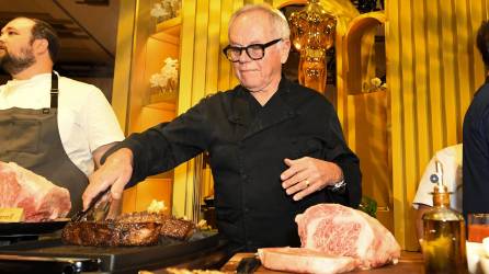 La paella y el jamón ibérico fungirán como los dignos representantes de España en la Governors Ball, la fiesta posterior a los Óscar, en donde al menos 1600 invitados degustarán del menú comandado por el chef de origen austriaco Wolfgang Puck. Puck, que lleva 30 años sirviendo el menú posterior a los galardones, presentó el menú que degustaran en la fiesta celebrada este próximo domingo 10 de marzo de 2024.