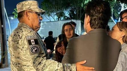 Agentes de la Guardia Nacional junto a Barrera tras su liberación en Guadalajara.