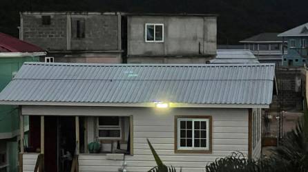 En Guanaja, los habitantes amarran los techos de sus casas para evitar que los vientos los derriben.