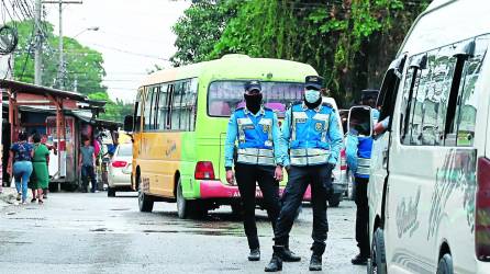 Agentes de Tránsito en el punto de buses conocido como La Paz. Foto: Melvin Cubas.