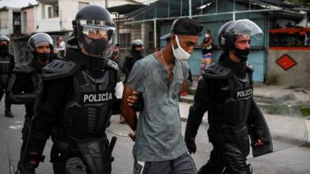 Un manifestante es arrestado por las fuerzas de seguridad en municipio de Arroyo Naranjo, cerca de La Habana, durante las protestas contra el gobierno dela isla, el pasado 12 de julio.