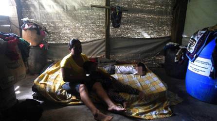 En estas imágenes aparecen Merlin López junto a dos de sus hijos, descansando sobre el único colchón que tienen en casa.