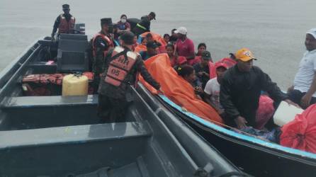 Niños, adolescentes y adultos viajaban en la embarcación.