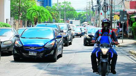 Las calles de San Pedro Sula son insuficientes ante el crecimiento vehicular. Foto: M. Cubas.