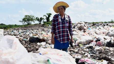 María Magdalena Díaz contó a LA PRENSA cómo se gana la vida escarbando en la basura.La falta de opciones viables llevan a las familias a una lucha constante por la sobrevivencia.